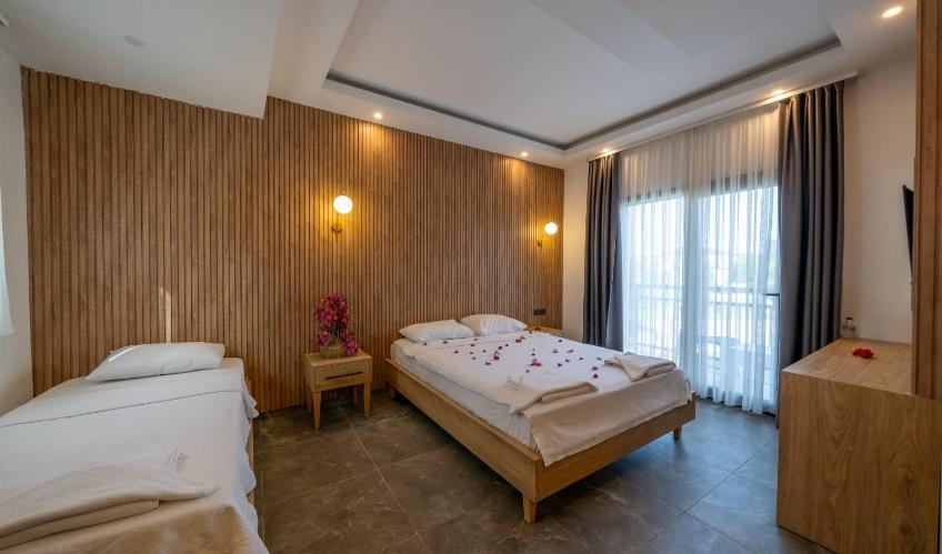 En fazla 3 yetişkin + 1 çocuk + 1 bebek (0-2 yaş) veya 2 yetişkin + 1 çocuk + 1 bebek (0-2 yaş).