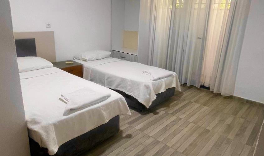 En fazla 2 yetişkin + 1 bebek (0-2 yaş).