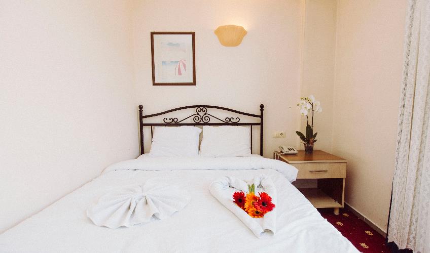 En fazla 2 yetişkin veya 1 yetişkin + 1 çocuk.