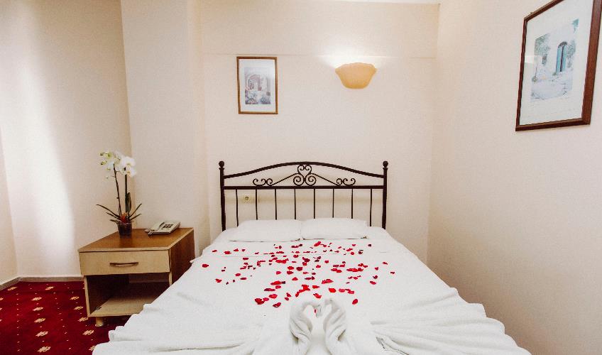 En fazla 1 yetişkin + 1 bebek (0-2 yaş).