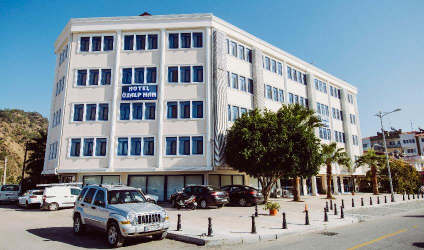 En fazla 4 yetişkin veya 3 yetişkin + 1 çocuk.
