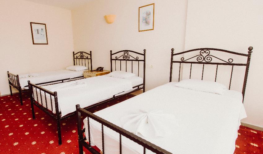 En fazla 4 yetişkin veya 3 yetişkin + 1 çocuk.