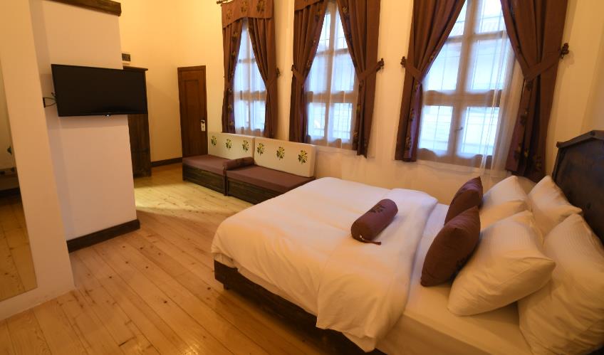 En fazla 2 yetişkin.