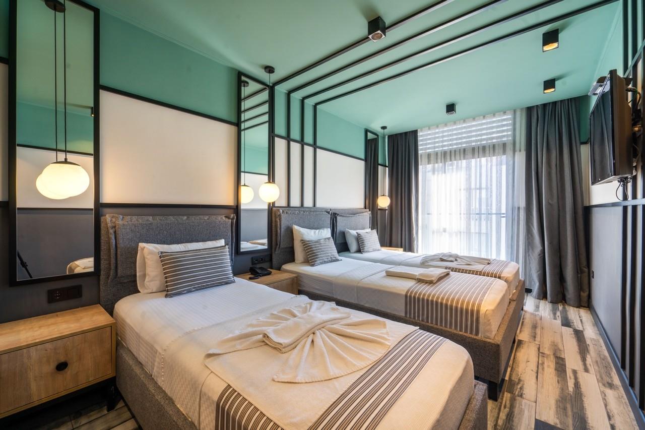 En az 3 yetişkin, En fazla 3 yetişkin.