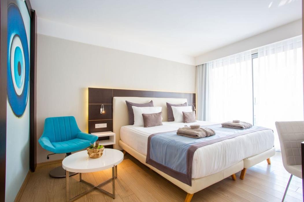 En fazla 3 yetişkin.