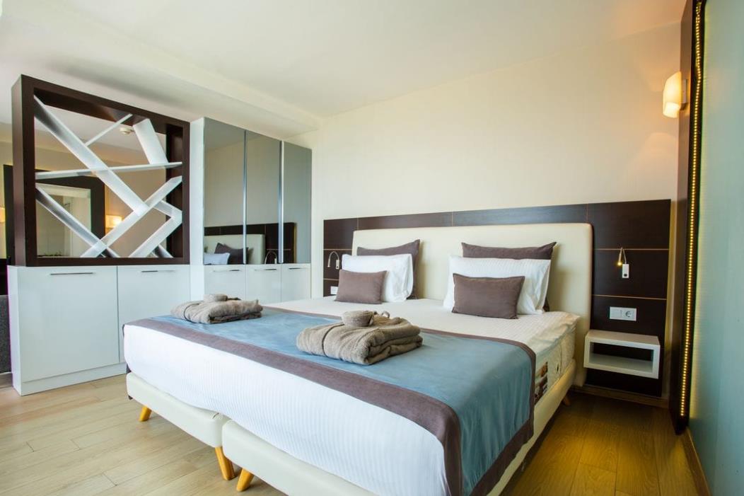 En az 2 yetişkin, En fazla 3 yetişkin.