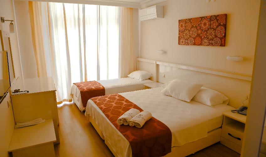 En fazla 3 yetişkin + 1 bebek (0-2 yaş).