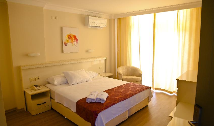 En fazla 2 yetişkin + 1 bebek (0-2 yaş).