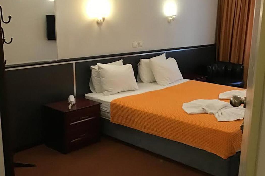 En fazla 1 yetişkin.