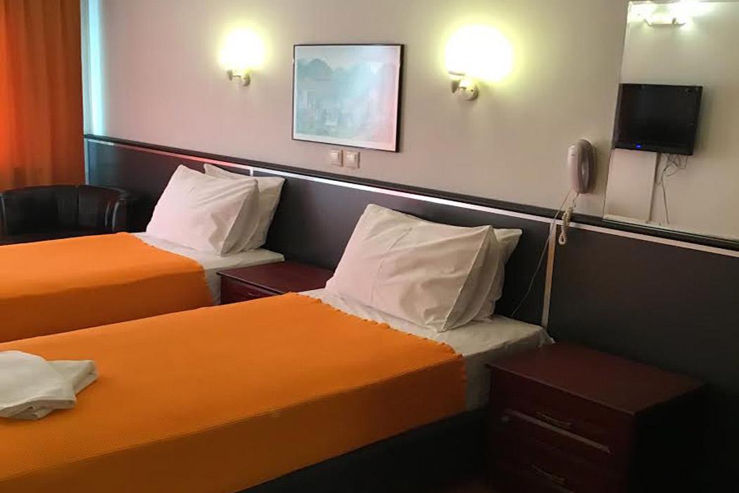 En fazla 2 yetişkin.