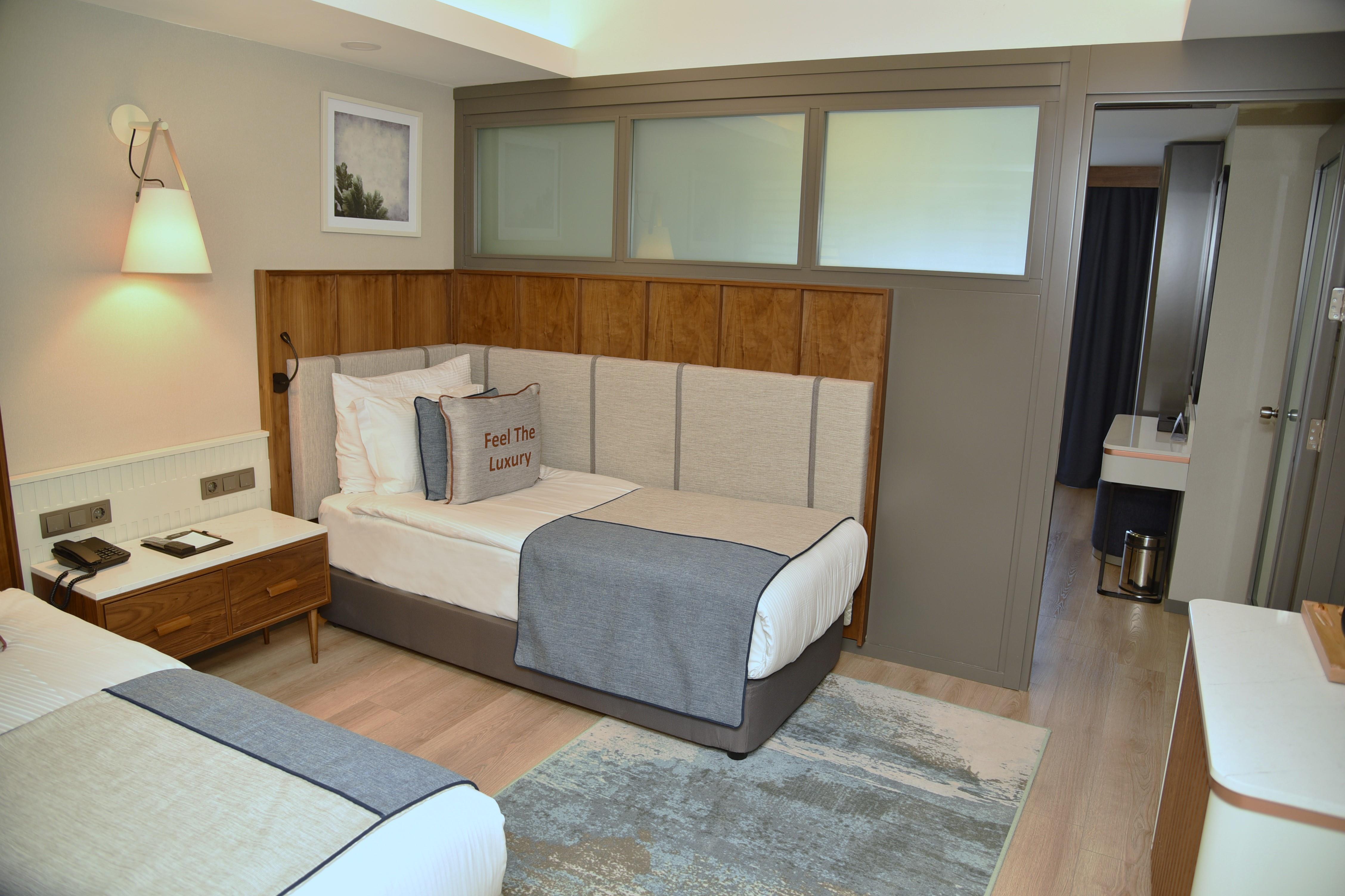 En az 2 yetişkin, En fazla 3 yetişkin + 1 çocuk veya 2 yetişkin + 2 çocuk.