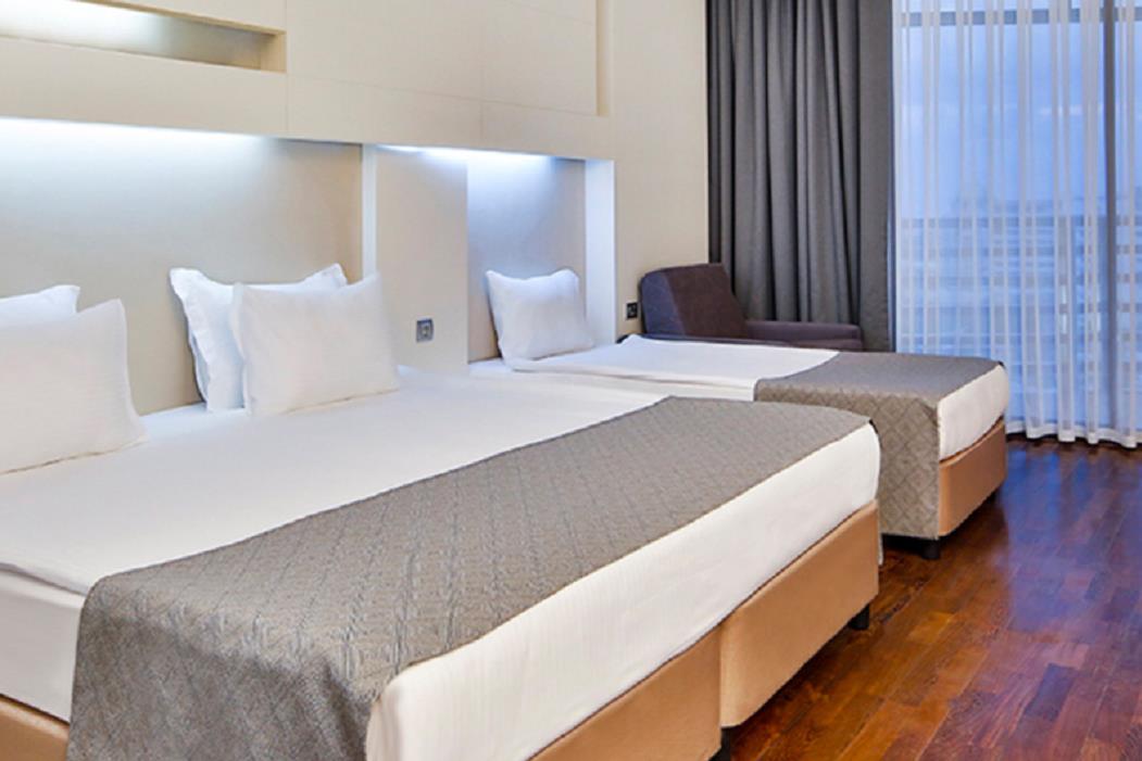 En az 2 yetişkin, En fazla 3 yetişkin + 1 çocuk veya 2 yetişkin + 2 çocuk.