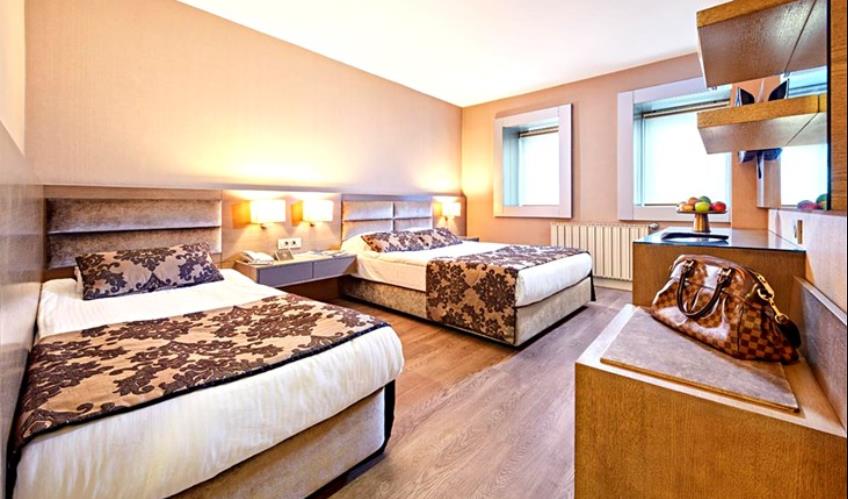 En fazla 3 yetişkin + 1 bebek (0-2 yaş) veya 2 yetişkin + 1 çocuk + 1 bebek (0-2 yaş).