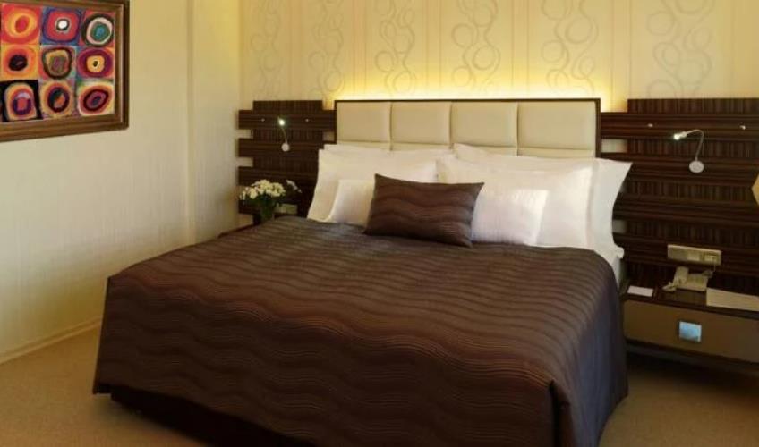 En fazla 3 yetişkin + 1 bebek (0-2 yaş) veya 2 yetişkin + 1 çocuk + 1 bebek (0-2 yaş).