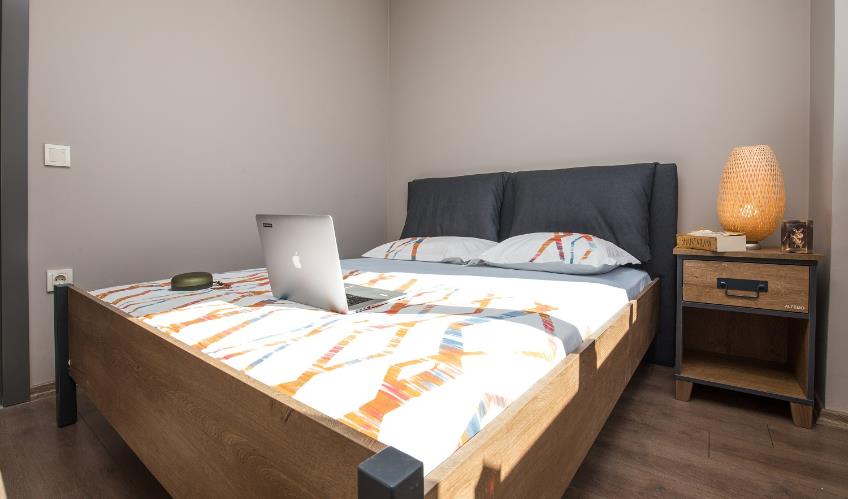 En fazla 4 yetişkin + 1 bebek (0-2 yaş).