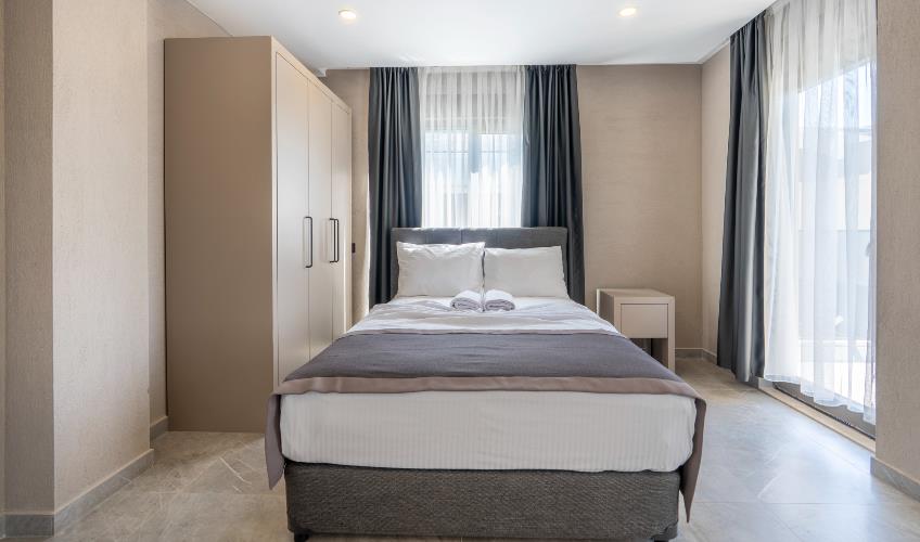 En az 4 yetişkin, En fazla 5 yetişkin + 1 bebek (0-2 yaş).