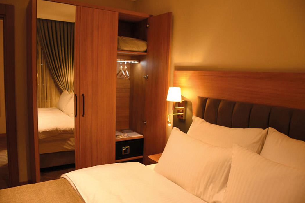 En fazla 3 yetişkin.