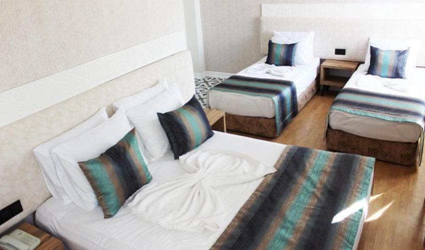 En fazla 3 yetişkin + 1 bebek (0-2 yaş) veya 2 yetişkin + 1 çocuk + 1 bebek (0-2 yaş).