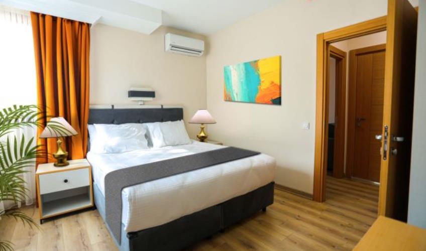 En fazla 3 yetişkin + 1 bebek (0-2 yaş) veya 2 yetişkin + 1 çocuk + 1 bebek (0-2 yaş).