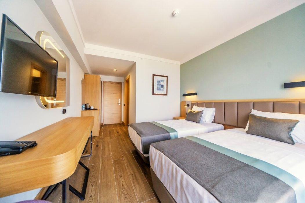 En fazla 3 yetişkin veya 2 yetişkin + 1 çocuk.