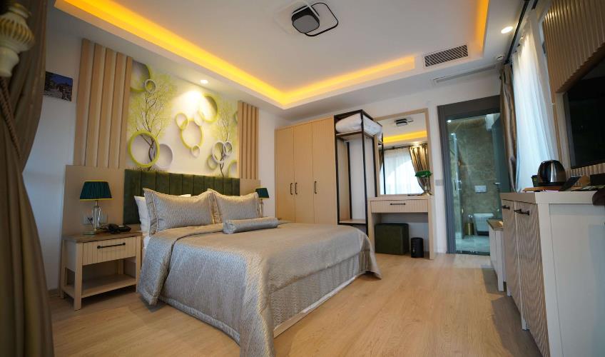 En fazla 2 yetişkin + 1 bebek (0-2 yaş).