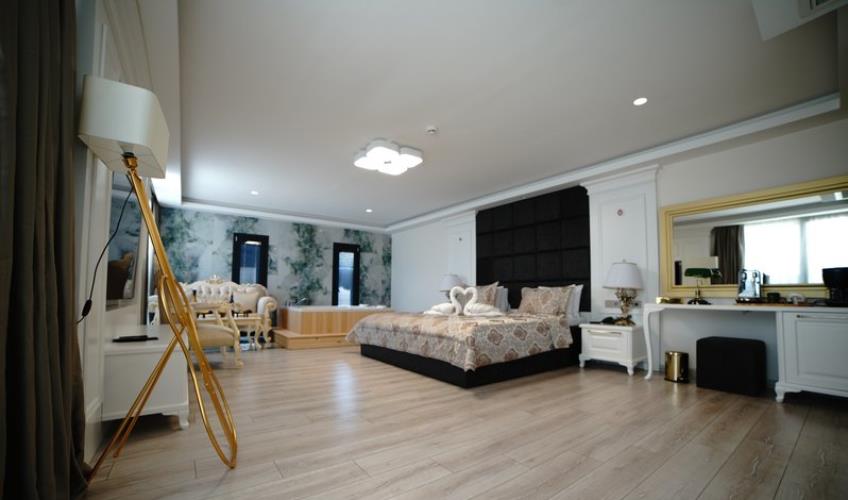 En fazla 2 yetişkin + 1 çocuk + 1 bebek (0-2 yaş) veya 1 yetişkin + 1 çocuk + 1 bebek (0-2 yaş).