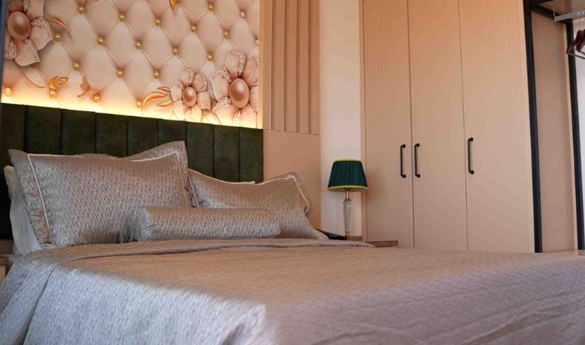 En az 2 yetişkin, En fazla 4 yetişkin + 1 bebek (0-2 yaş).