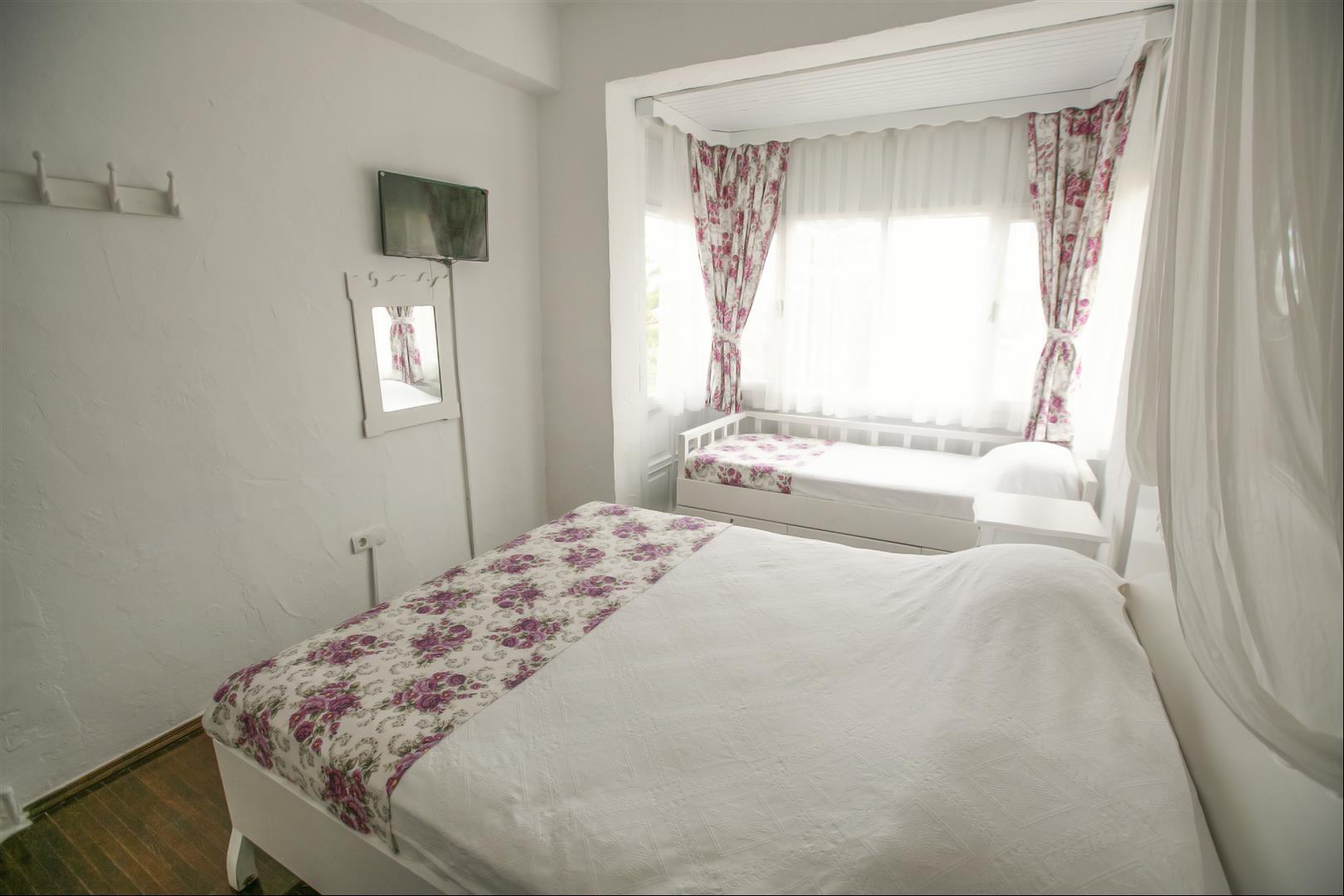 En fazla 3 yetişkin + 1 bebek (0-2 yaş) veya 2 yetişkin + 1 çocuk + 1 bebek (0-2 yaş).