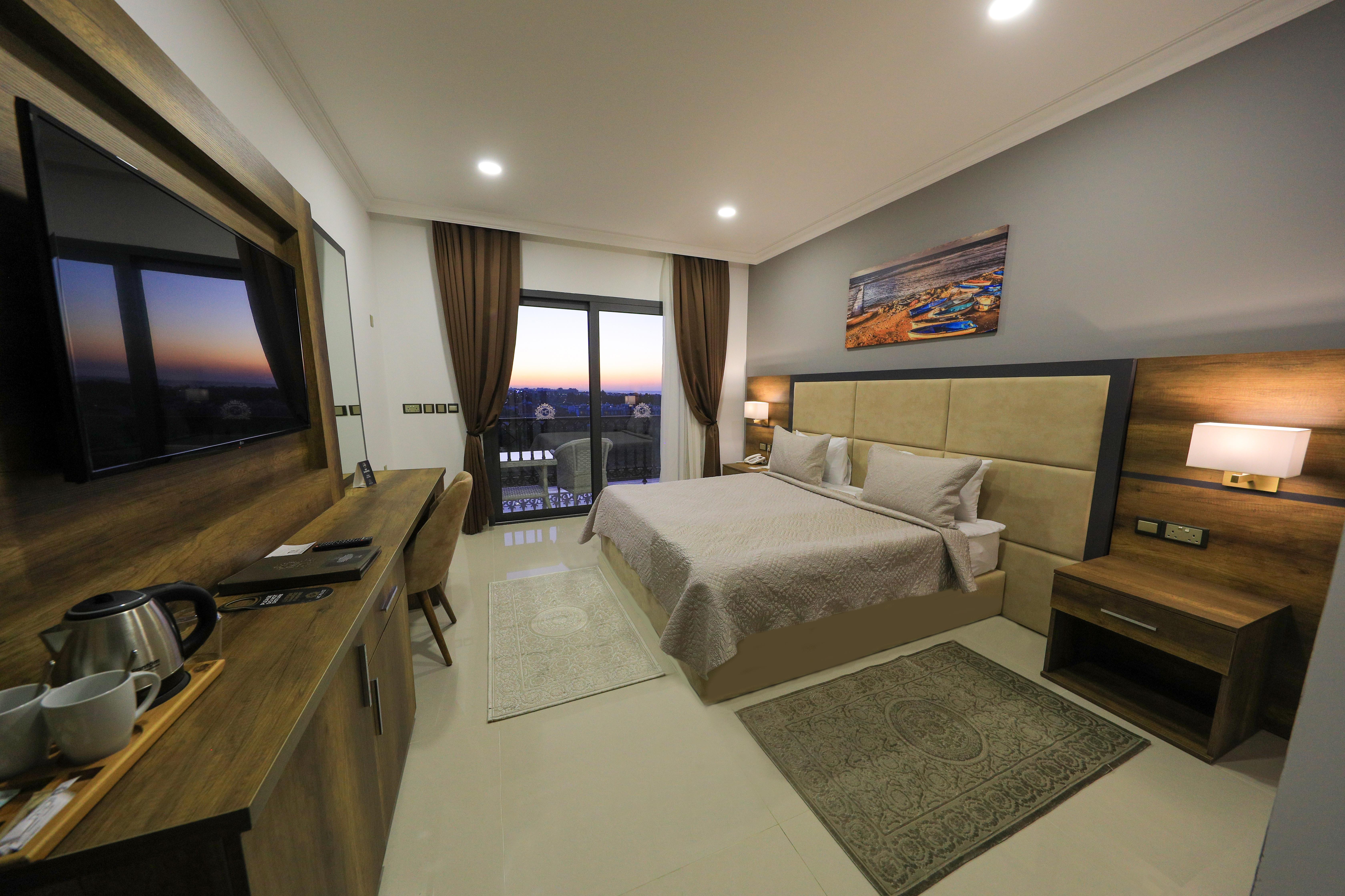 En fazla 3 yetişkin veya 2 yetişkin + 1 çocuk.