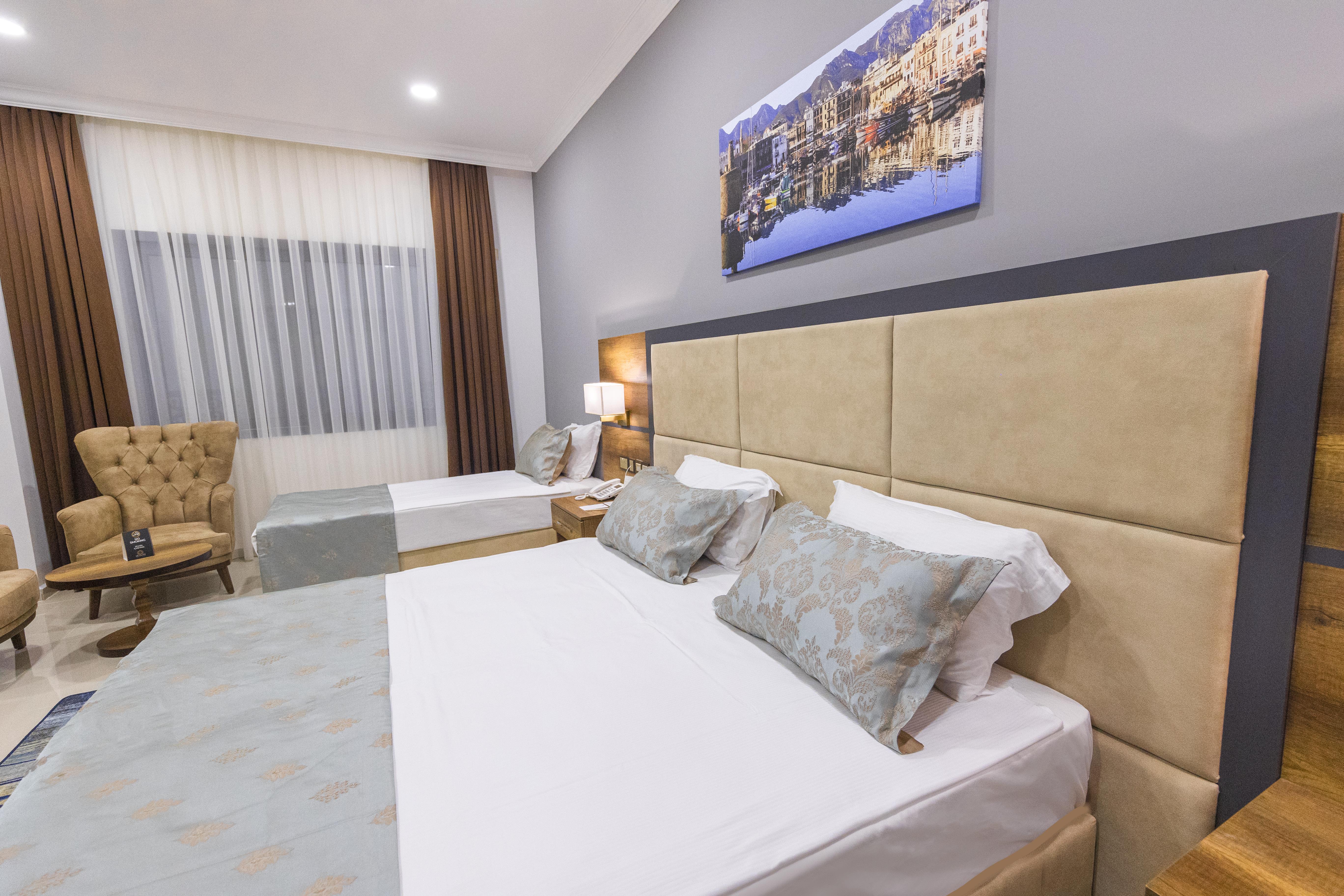 En fazla 4 yetişkin veya 3 yetişkin + 1 çocuk.