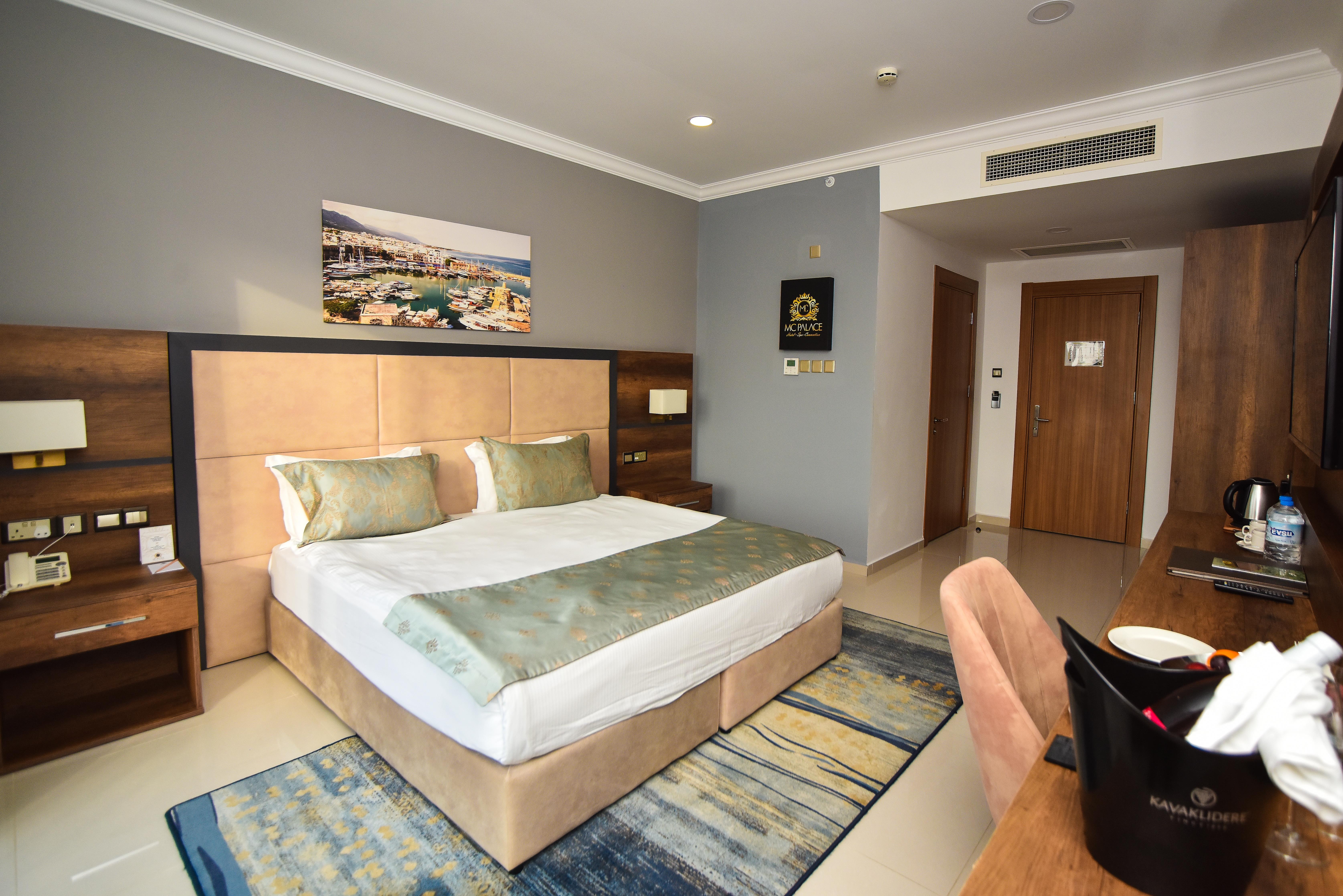 En fazla 4 yetişkin veya 3 yetişkin + 1 çocuk.