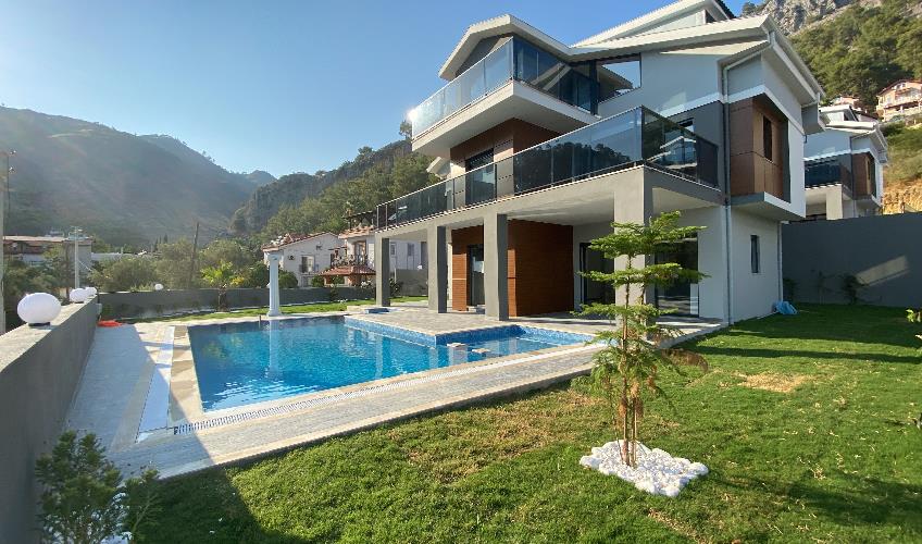 En fazla 4 yetişkin.