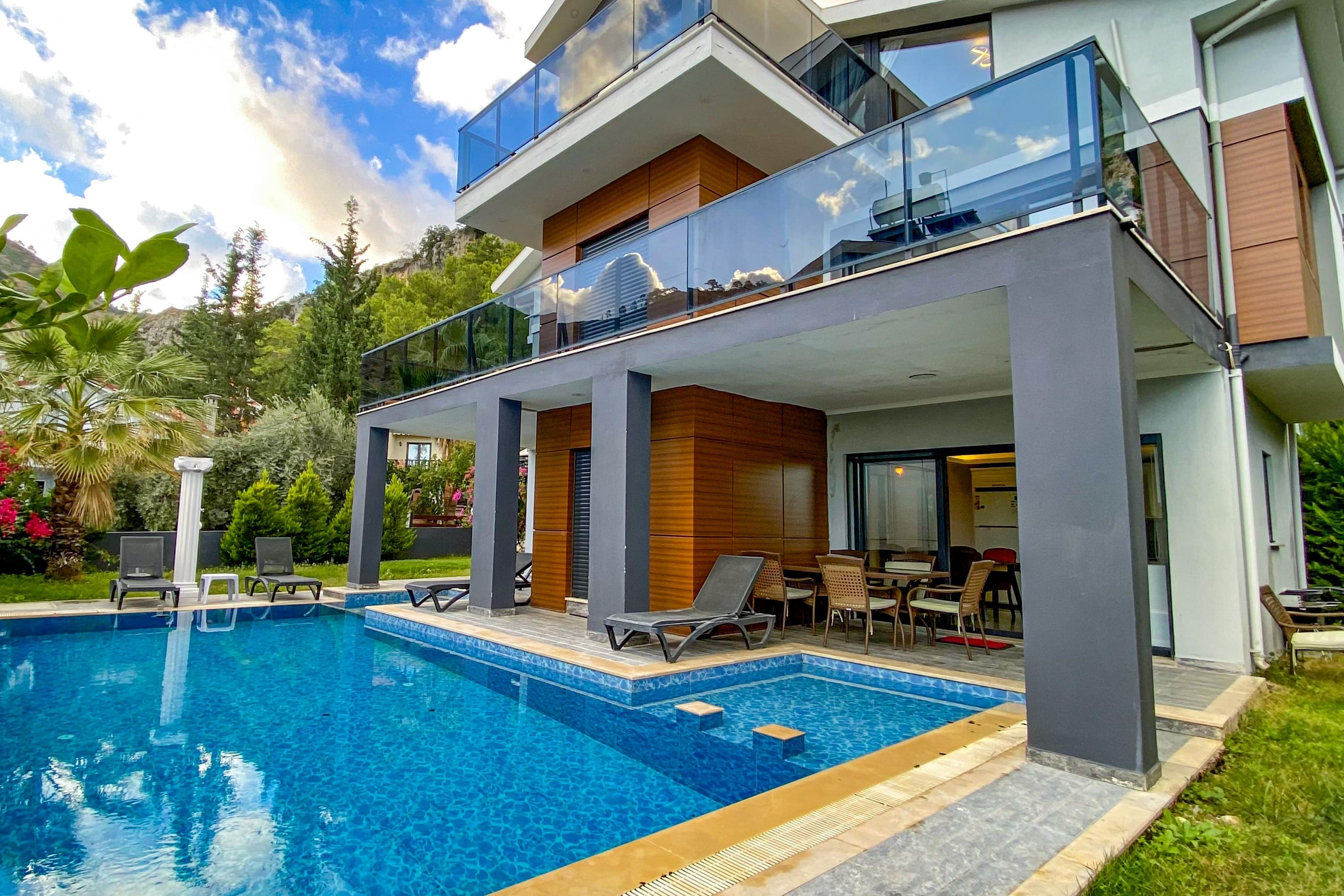 En fazla 4 yetişkin.