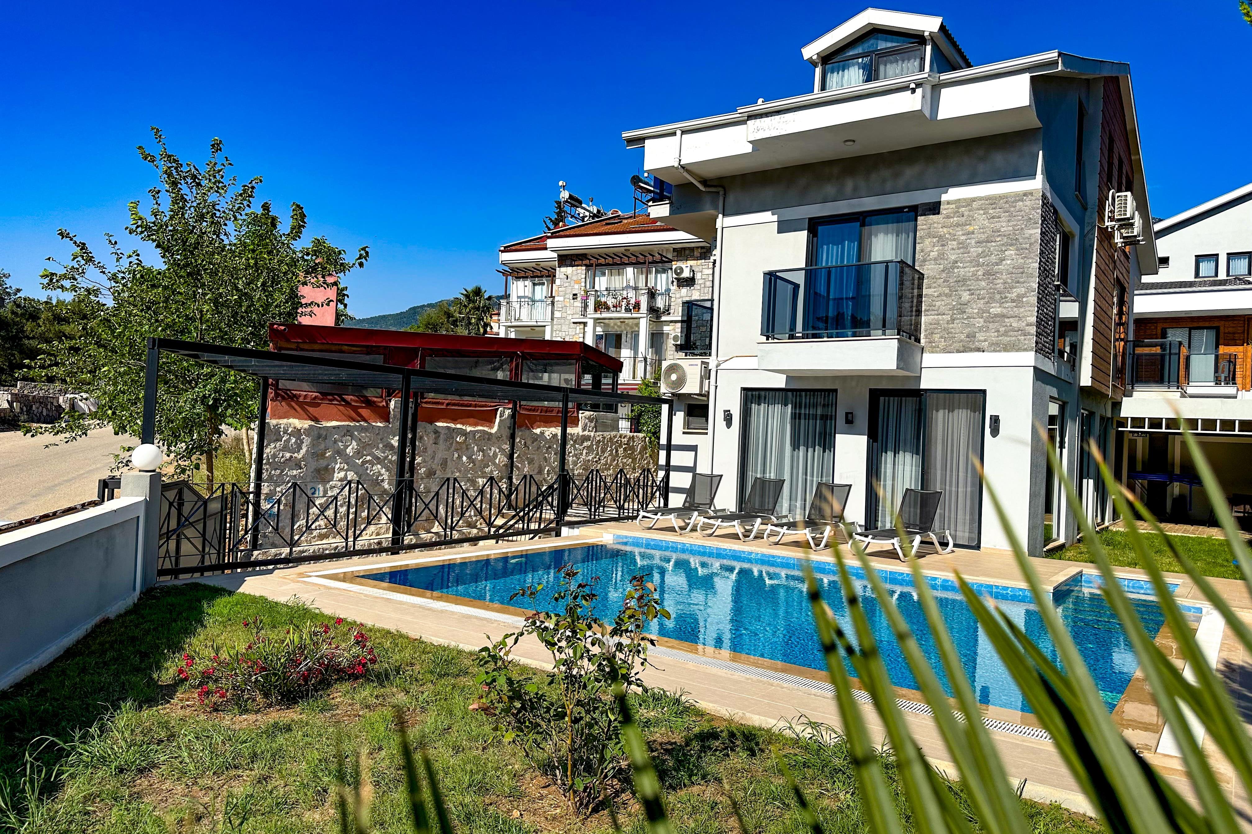 En fazla 4 yetişkin.