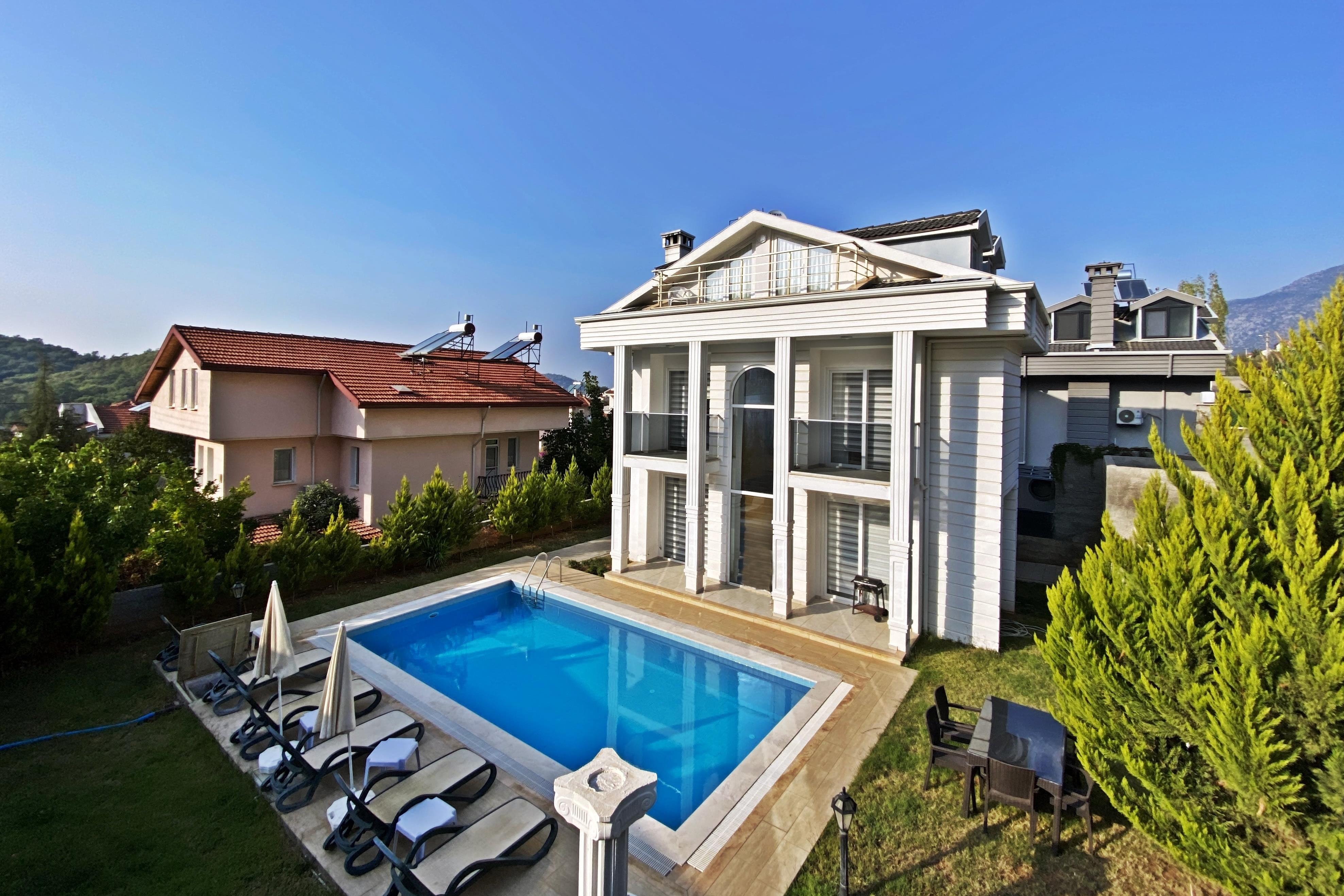 En fazla 4 yetişkin.