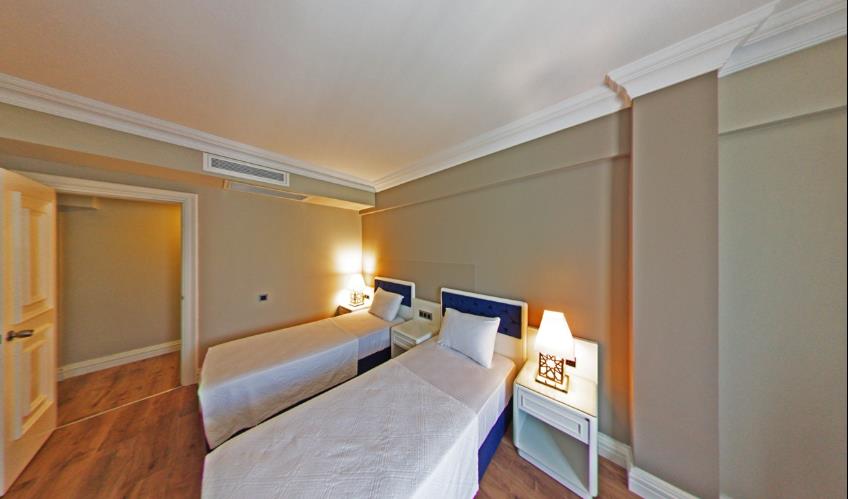 En fazla 2 yetişkin + 1 bebek (0-2 yaş).