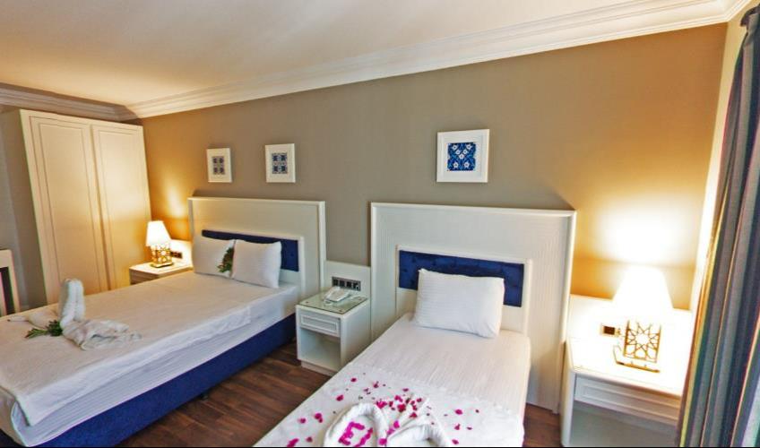 En fazla 3 yetişkin + 1 bebek (0-2 yaş).