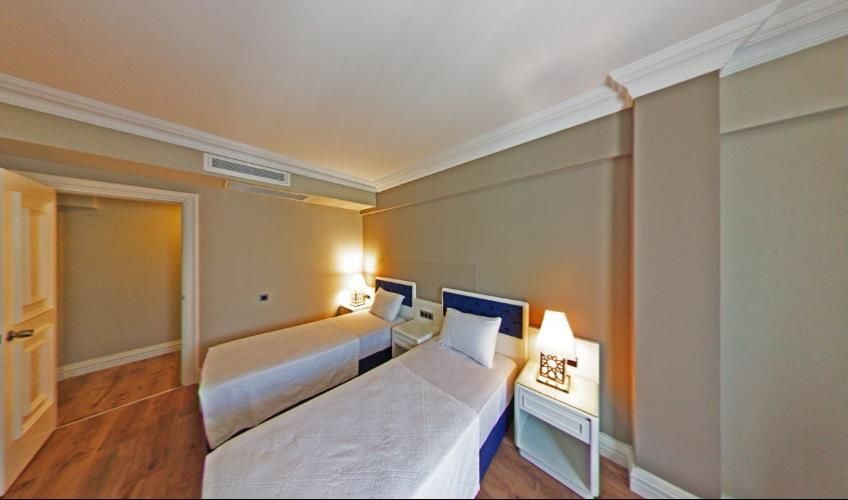 En fazla 2 yetişkin + 1 bebek (0-2 yaş).