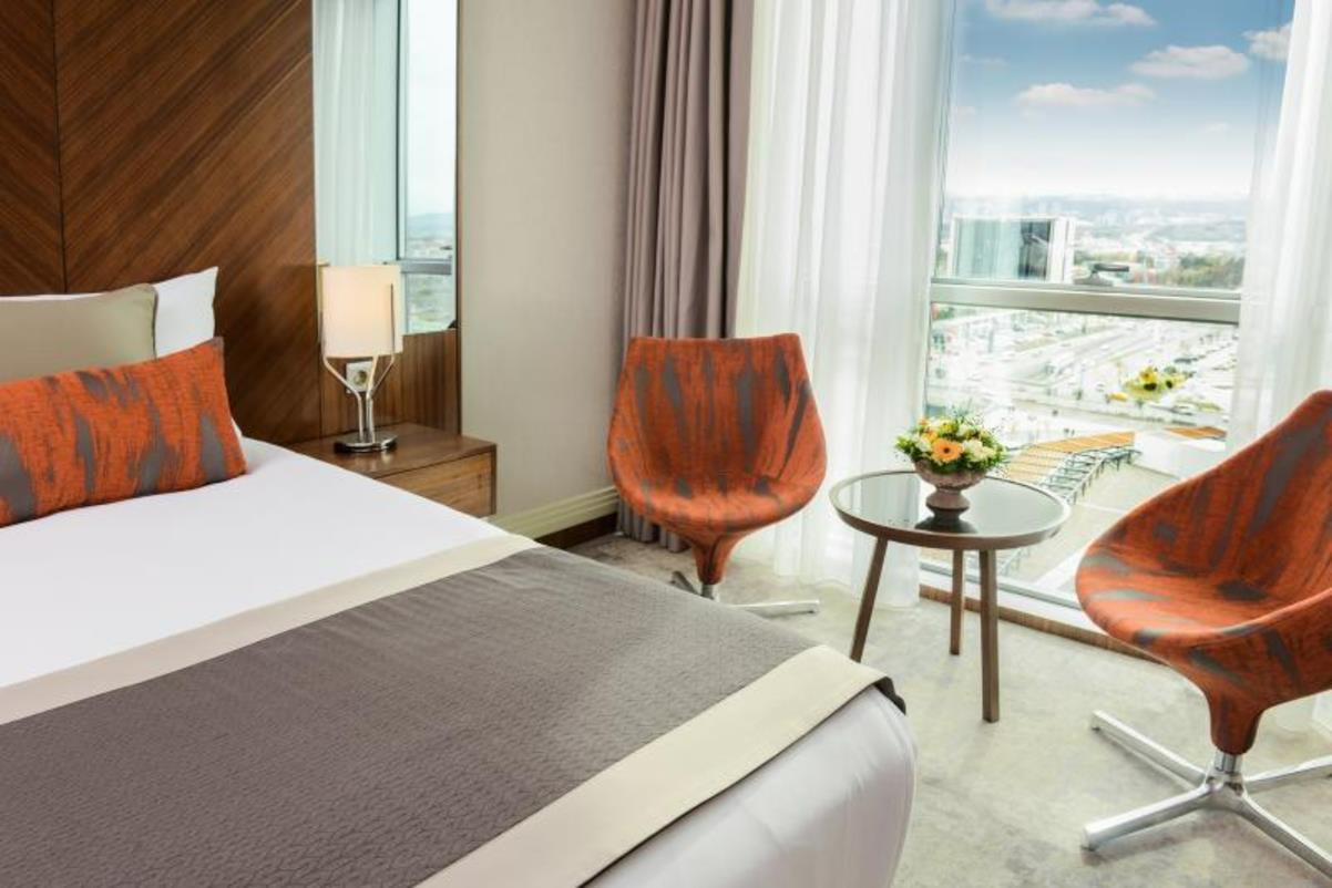 En fazla 3 yetişkin.