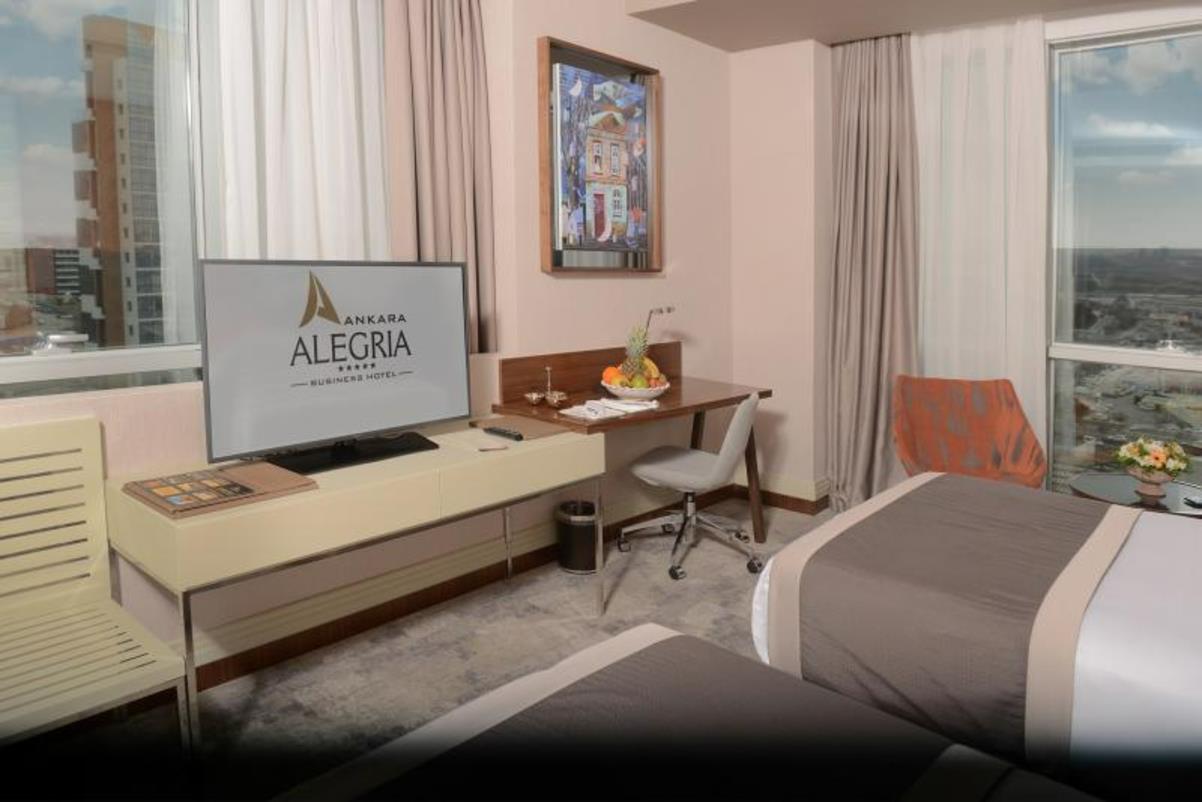 En fazla 3 yetişkin.