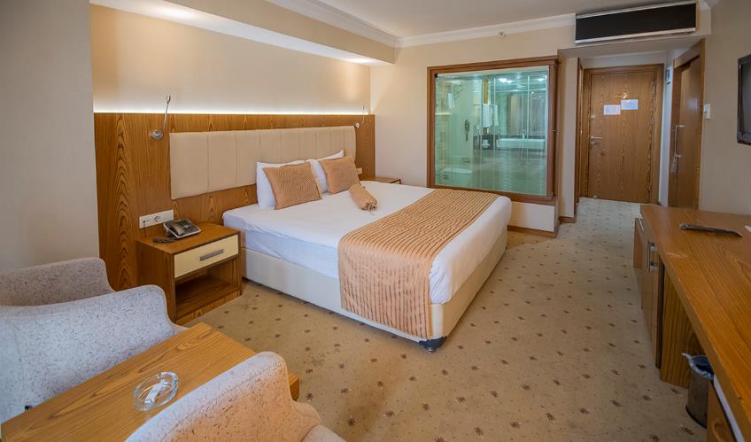 En fazla 2 yetişkin + 1 bebek (0-2 yaş).