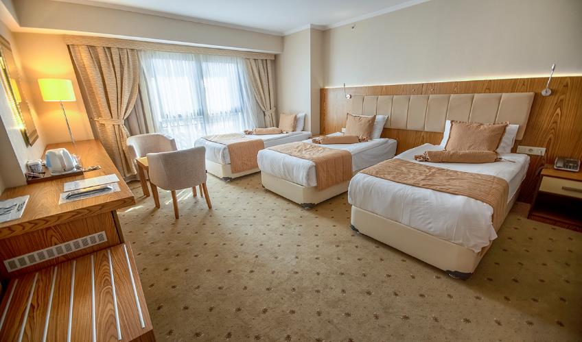 En fazla 3 yetişkin + 1 bebek (0-2 yaş) veya 2 yetişkin + 1 çocuk + 1 bebek (0-2 yaş).