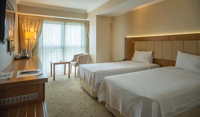 En fazla 2 yetişkin + 1 bebek (0-2 yaş).