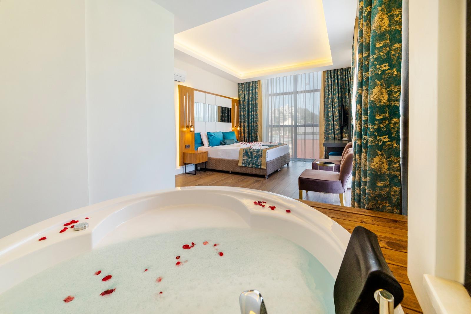 En az 2 yetişkin, En fazla 4 yetişkin + 1 bebek (0-2 yaş) veya 3 yetişkin + 1 çocuk + 1 bebek (0-2 yaş).