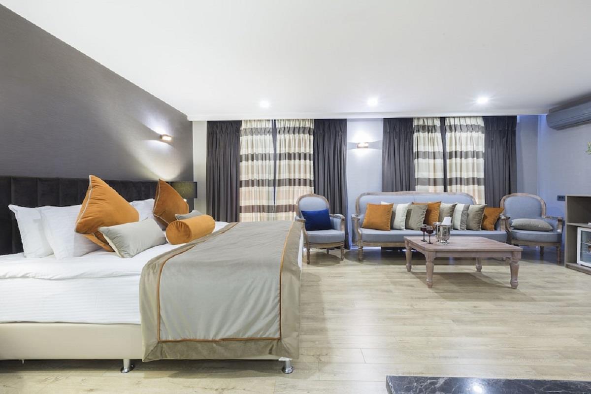 En fazla 3 yetişkin + 1 bebek (0-2 yaş) veya 2 yetişkin + 1 çocuk + 1 bebek (0-2 yaş).