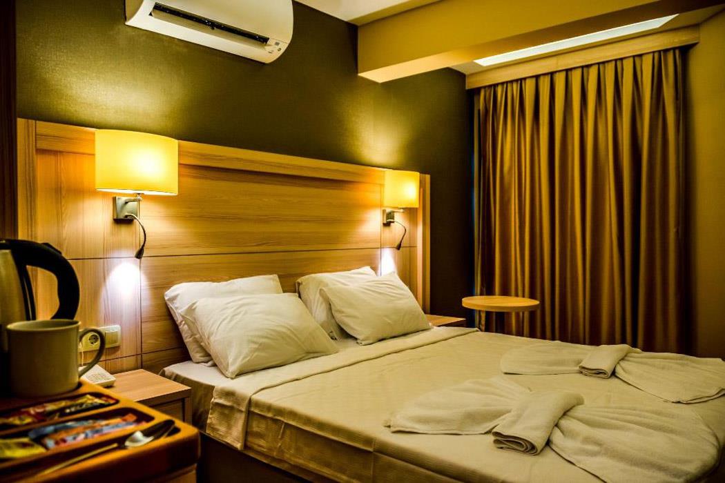 En fazla 2 yetişkin + 1 bebek (0-2 yaş).