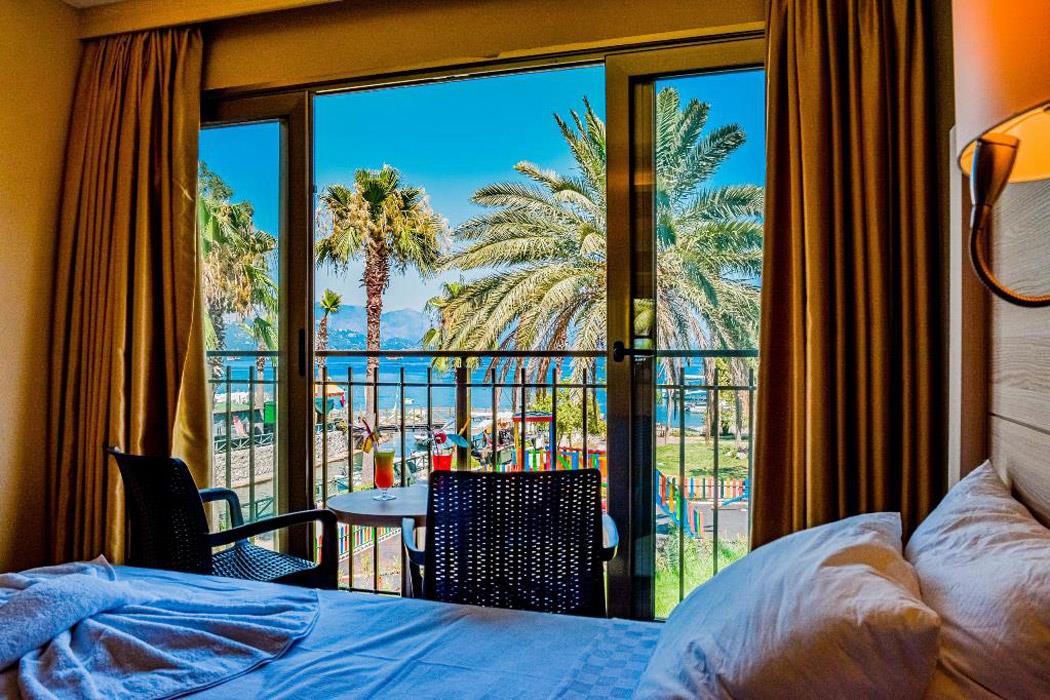 En fazla 2 yetişkin + 1 bebek (0-2 yaş).