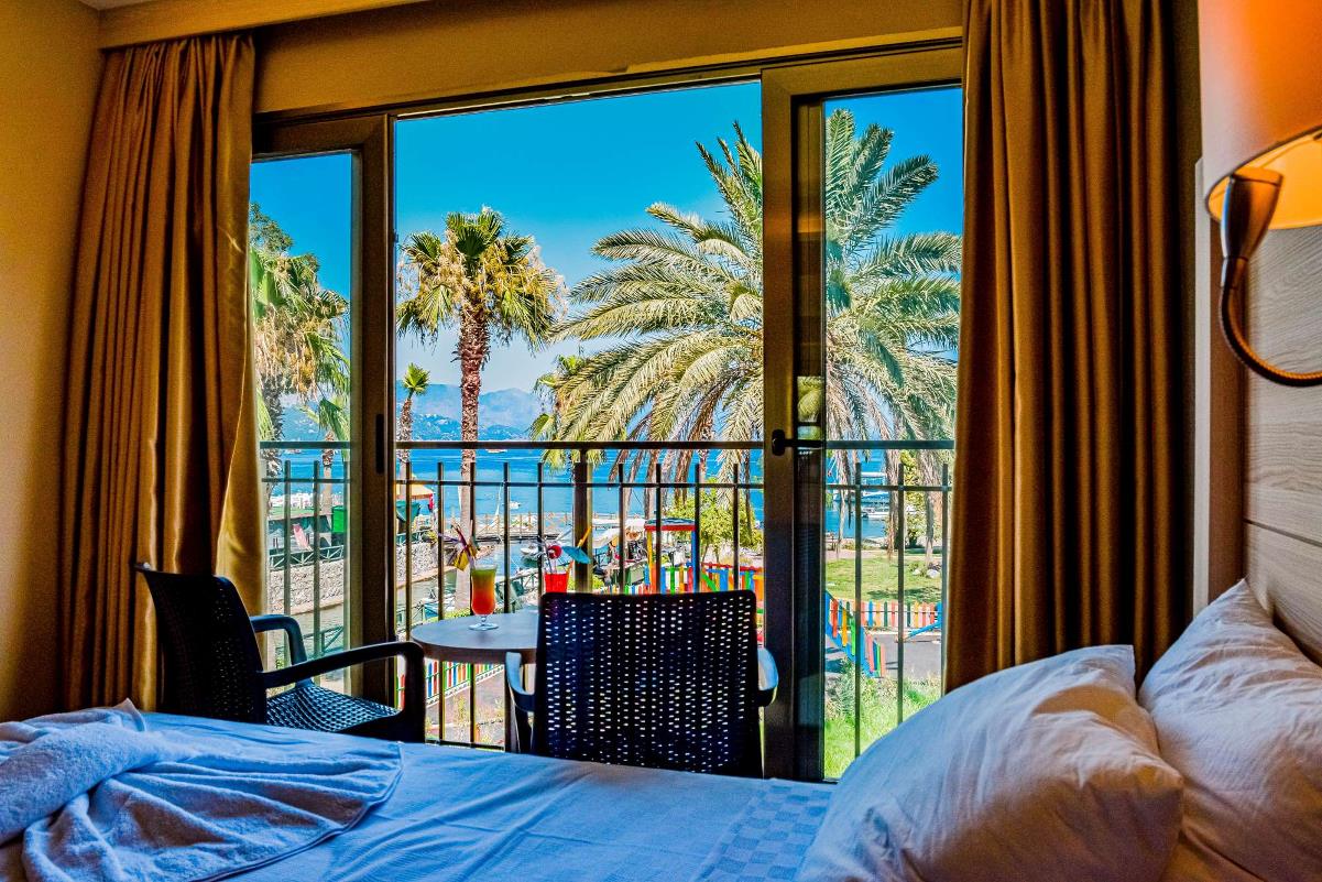 En fazla 2 yetişkin + 1 bebek (0-2 yaş).