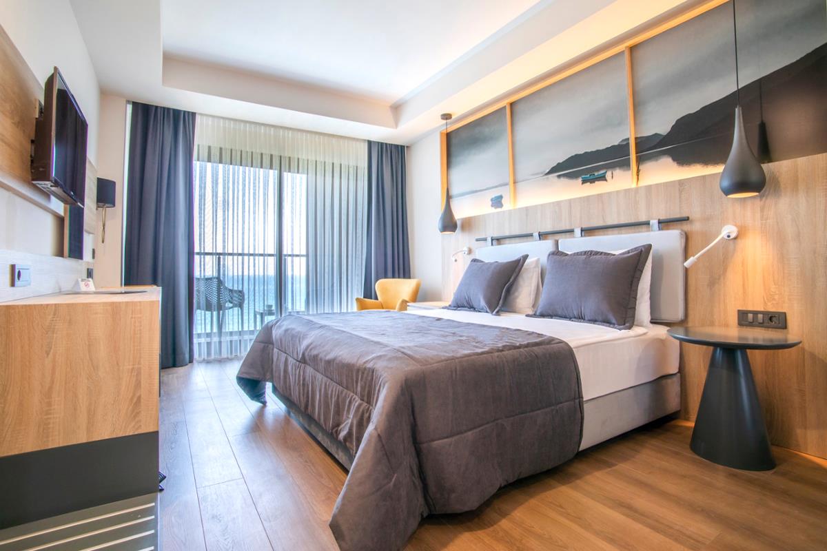 En fazla 3 yetişkin veya 2 yetişkin + 1 çocuk.