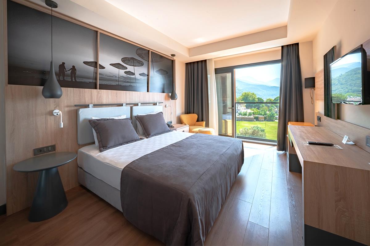 En fazla 2 yetişkin + 1 bebek (0-2 yaş).